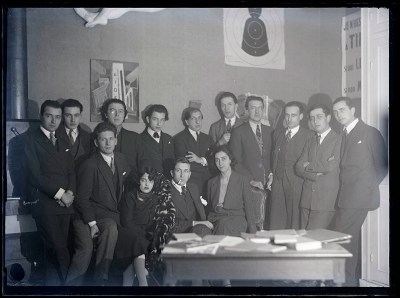 Man Ray, Jacques Baron, Raymond Queneau, Pierre Naville, André Breton, Simone Breton,
Jacques-André Boiffard, Max Morise, Giorgio de Chirico, Mick Soupault, Roger Vitrac, Paul
Eluard, Philippe Soupault, Robert Desnos, Louis Aragon at the Bureau for Surrealist Research, 1924