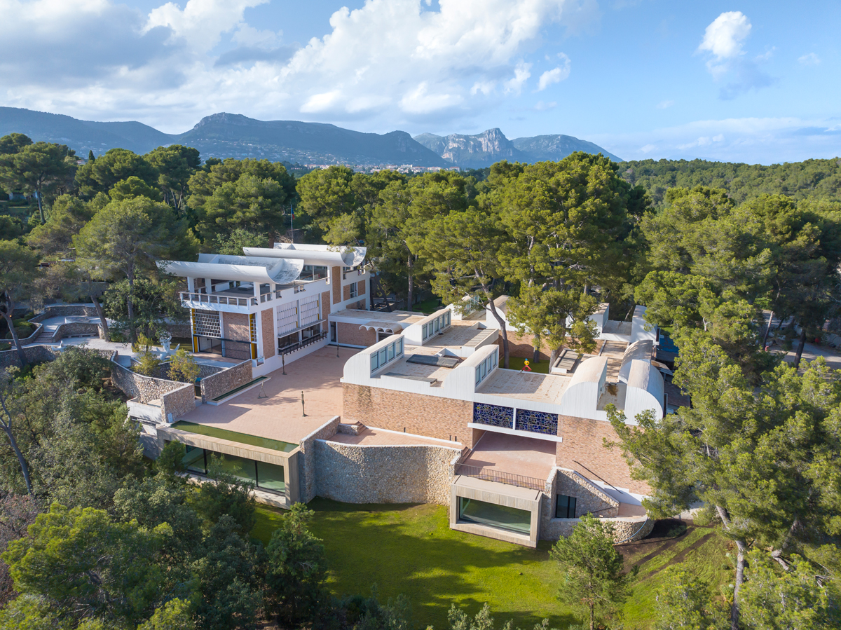 Aerial view of a museum set in the hills of coastal France. A new gallery has been added that is visible at the basement level.