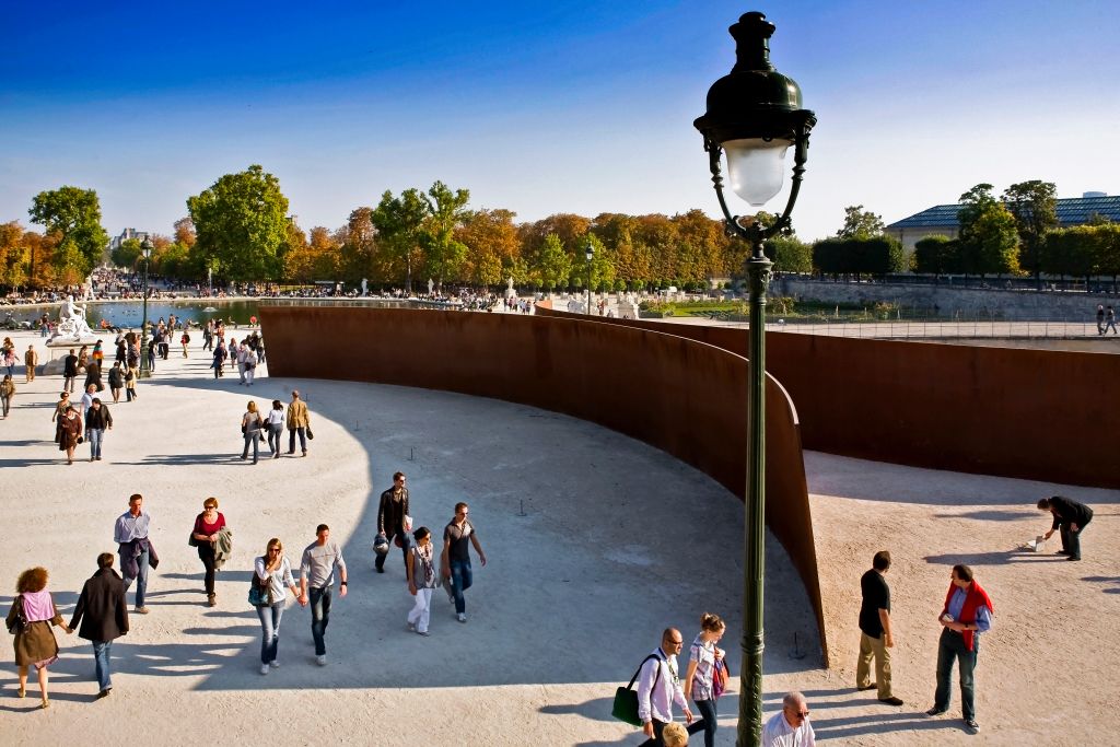 Jardin des tuileries à Paris en 2008. Sculpture CLara-Clara de Richard Serra. (Photo by Bruno DE HOGUES/Gamma-Rapho via Getty Images)